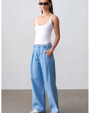 Blugi dama,  talie inalta, croiala larga, denim albastru deschis-mediu