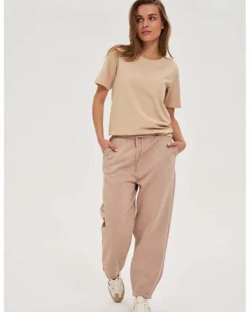 Pantaloni de training bej, Maro