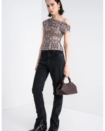 Tricou cu animal print si decolteu pe un umar, Maro inchis/Negru