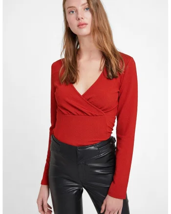 Bluza crop cu decolteu cache-coeur, Rosu
