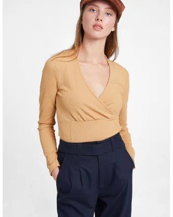 Bluza crop cu decolteu cache-coeur, Maro nisip