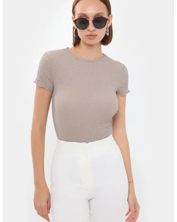 Top ,  top tesut, maneca scurta, guler rotund, bej, poliester