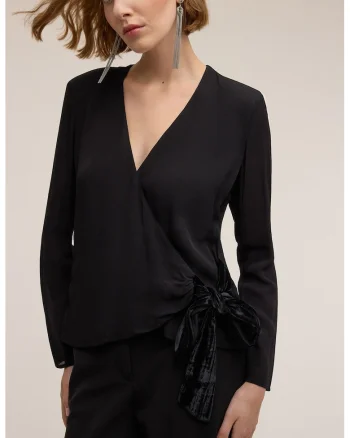 Bluza cu design petrecut si decolteu in V, Negru