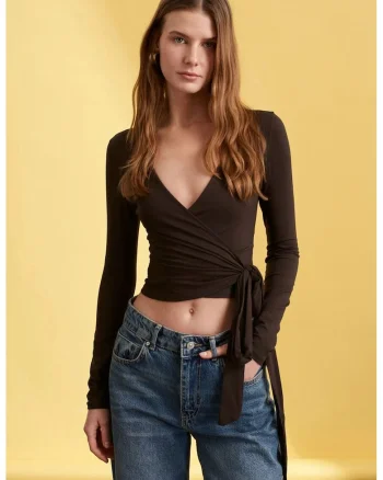 Bluze dama,  bluza scurta, detaliu tip nod, maro cafea, material INTL,