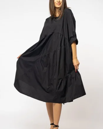 Rochie neagra oversize, cu maneca scurta, cu trei volane asimetrice, din poplin satinat