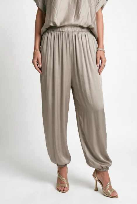 Pantaloni din matase si vascoza satinata cu croi lejer si elastic la glezna, bej auriu