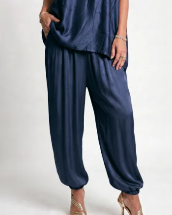 Pantaloni din matase si vascoza satinata cu croi lejer si elastic la glezna, bleumarin