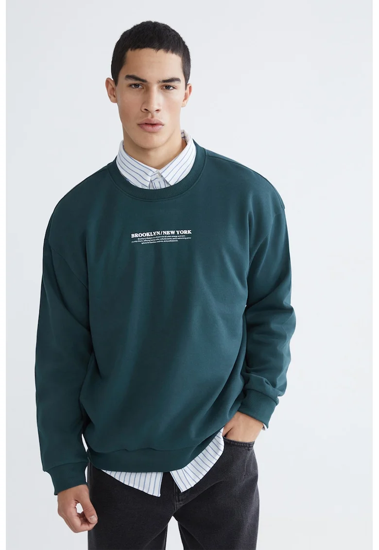 Bluza de trening cu decolteu la baza gatului si imprimeu text, Verde englez