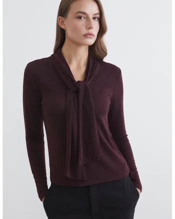 Bluza cu aspect stralucitor si guler tip esarfa
