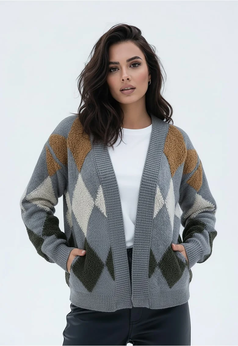 Cardigan  gri, tricot sintetic, model cu romburi, croiala lejera, fara inchidere, set cu buzunare laterale