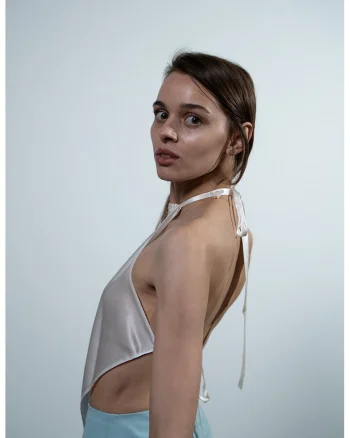 Top de matase cu decolteu halter, Alb