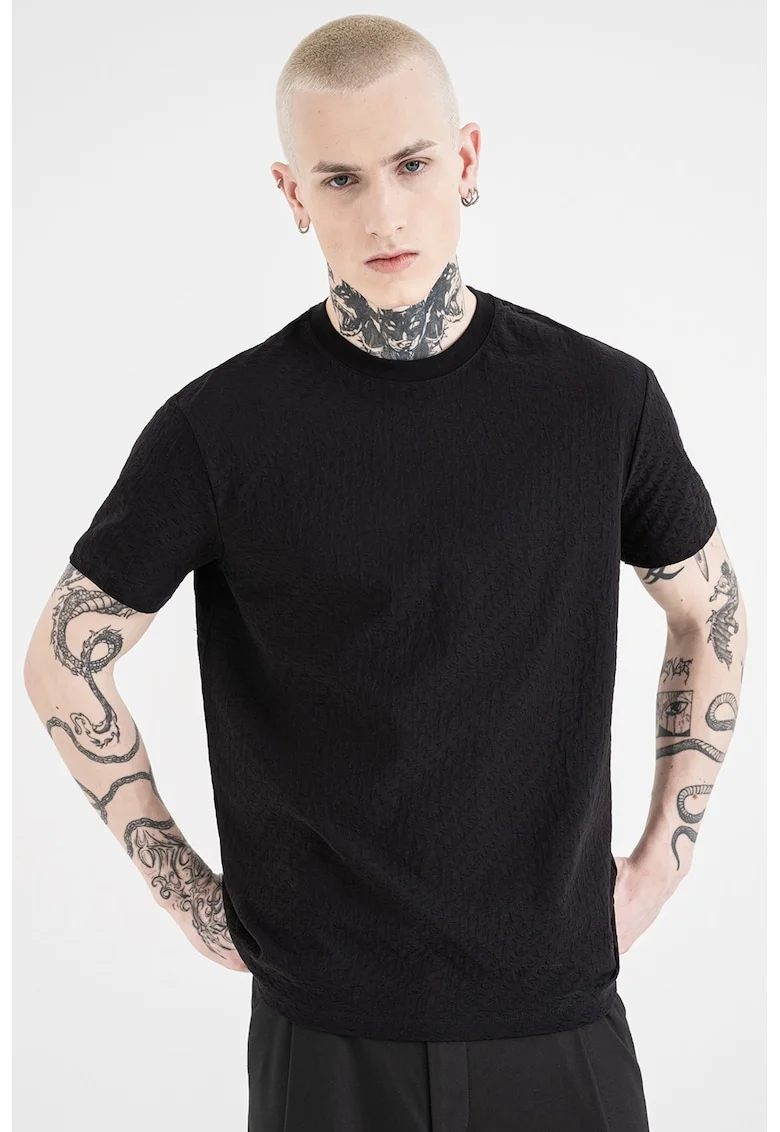 Tricou cu decolteu la baza gatului si logo, Negru