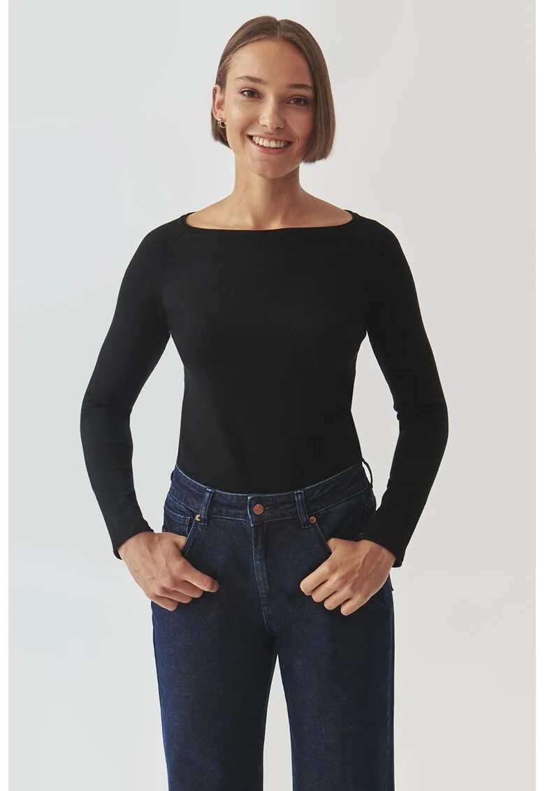 Pulover tricotat fin cu decolteu barcuta, Negru