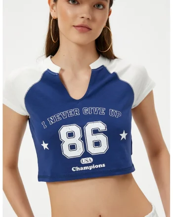Tricou crop cu decolteu rotund si decupaj in V, Alb murdar/Albastru