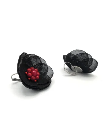 Cercei floare,  Elara, voal negru, mijloc perle rosii, tortite inox