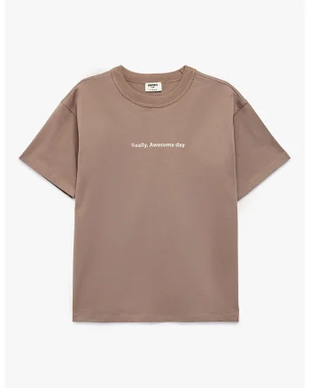 Tricou cu imprimeu text, Maro taupe