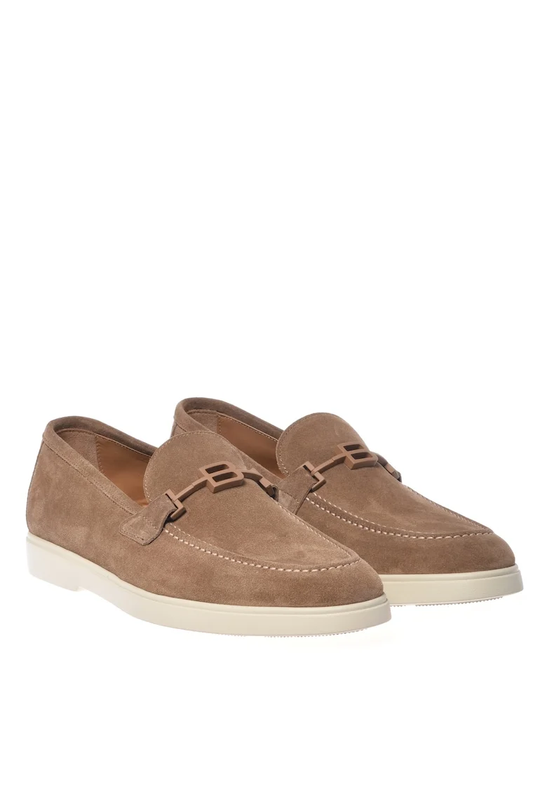 Pantofi loafer de piele intoarsa cu monograma metalica, Bej