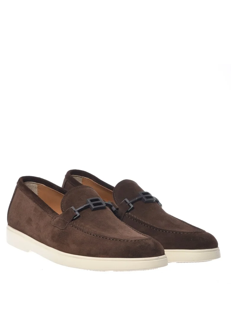 Pantofi loafer de piele intoarsa cu monograma metalica, Maro