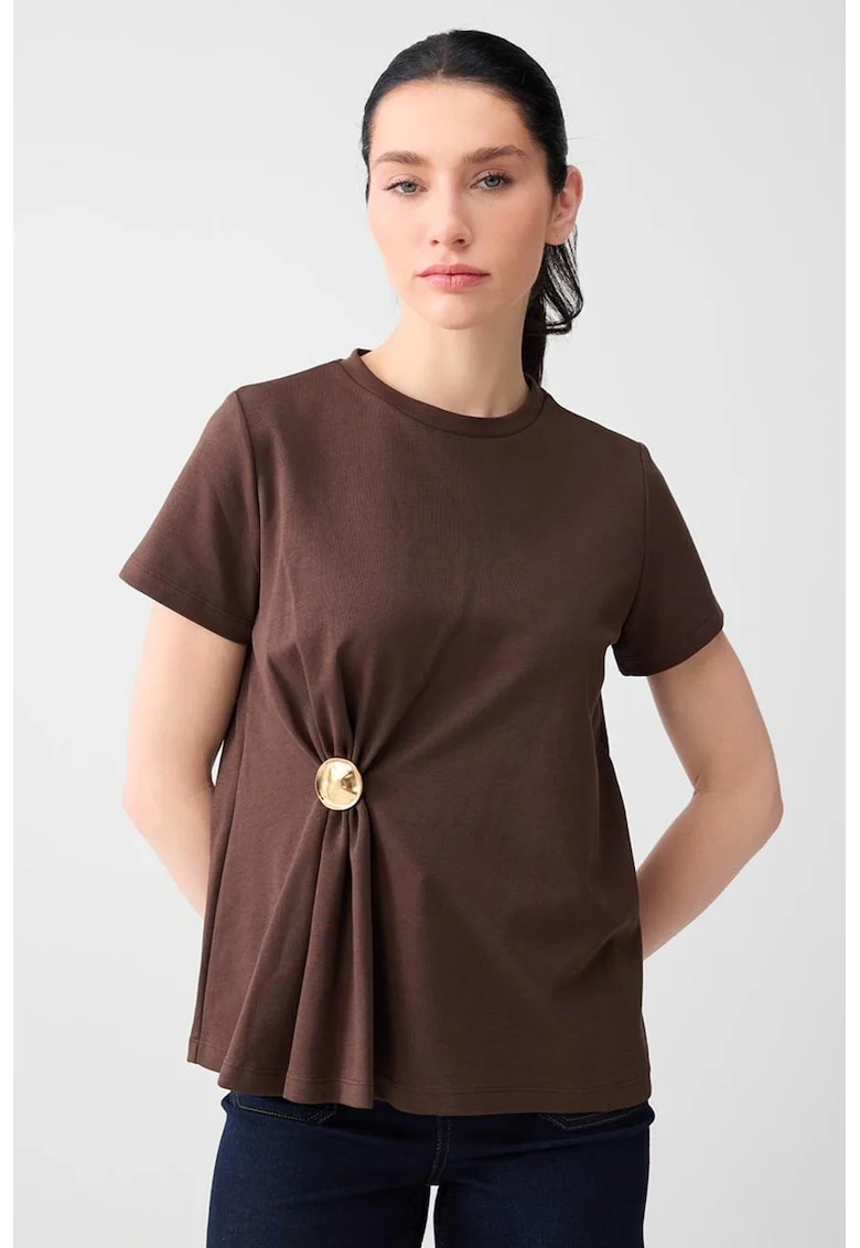 Tricou cu fronseu si detaliu metalic, Maro