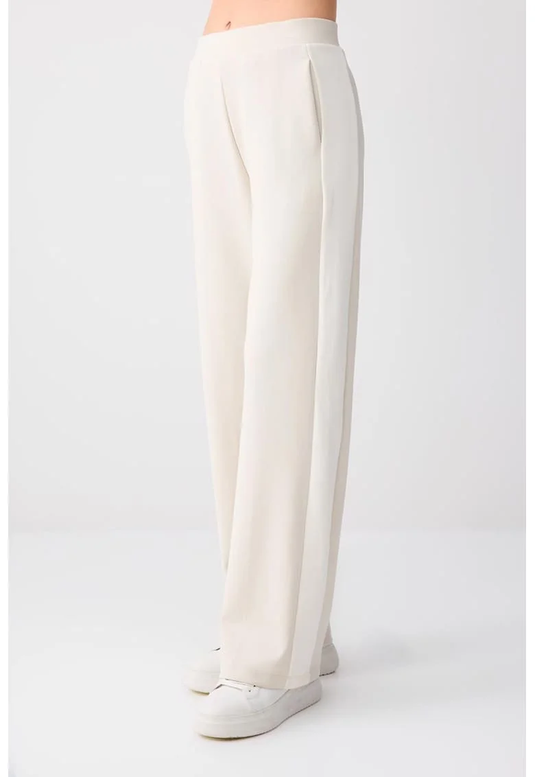 Pantaloni de trening din amestec de modal cu croiala ampla si buzunare laterale, Maro nisip