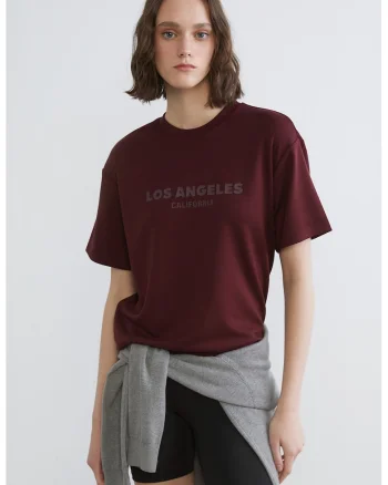 Tricou cu imprimeu text, Visiniu inchis