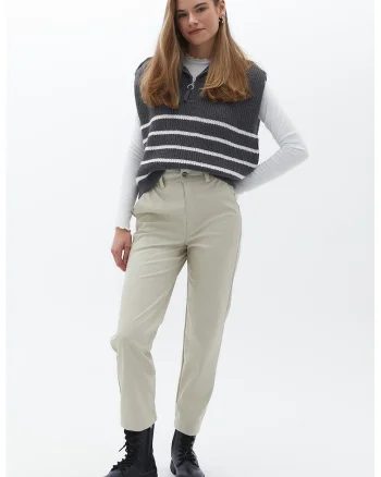 Pantaloni crop de piele ecologica, Crem