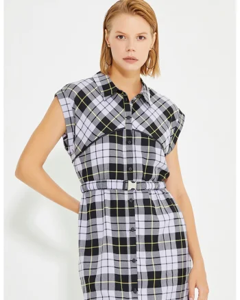 Rochie cu curea in talie si model in carouri, Negru/Lila