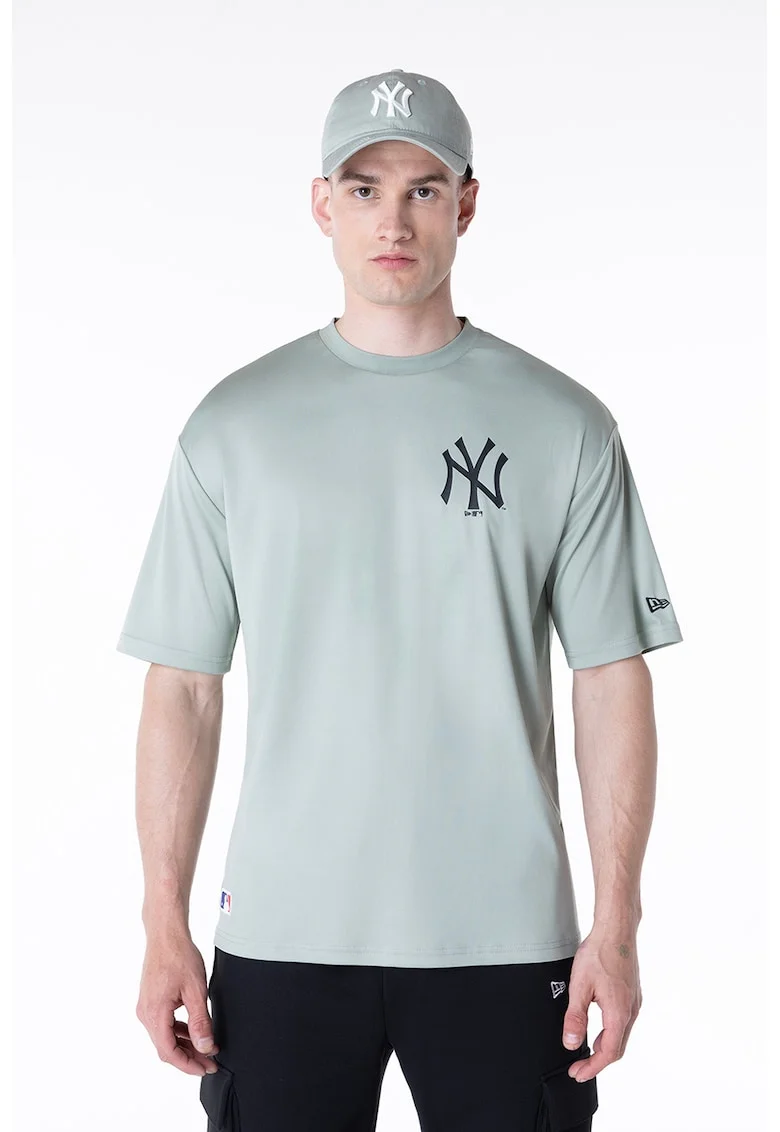 Tricou cu decolteu la baza gatului si monograma pe piept, Negru stins/Verde pal