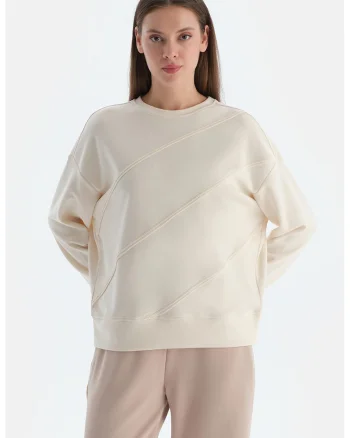 Bluza cu model uni si decolteu la baza gatului, Crem