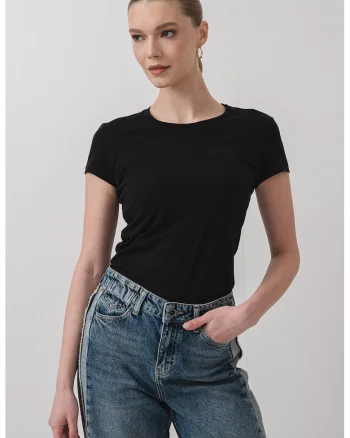 Tricou cu decolteu la baza gatului, Negru