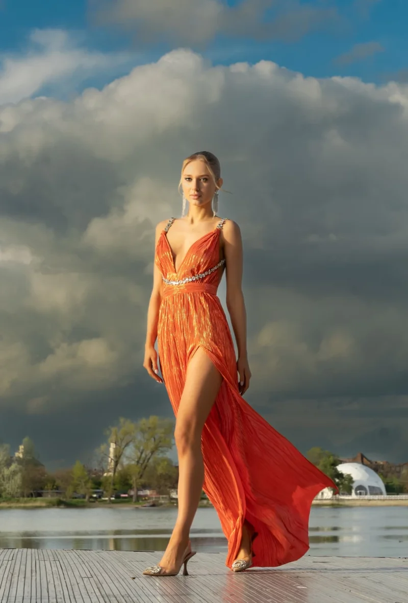 Rochie eleganta lunga plisata cu bretele din cristale si slit pe picior