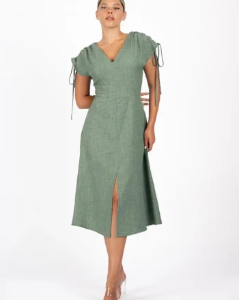 Rochie vaporoasa cu croi lejer in clos