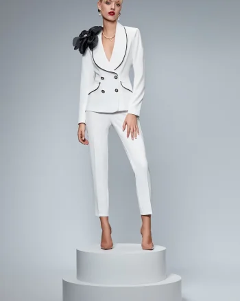 Compleu alb elegant prevazut cu vipusca neagra si floare detasabila
