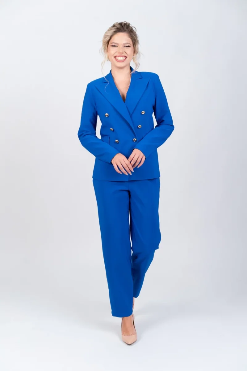 Sacou elegant cambrat prevazut cu doua randuri de nasturi si buzunare laterale