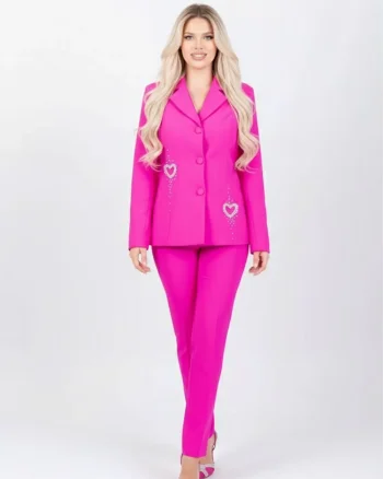 Compleu elegant format din doua piese cu pantaloni conici si sacou cambrat accesorizat cu detalii pretioase