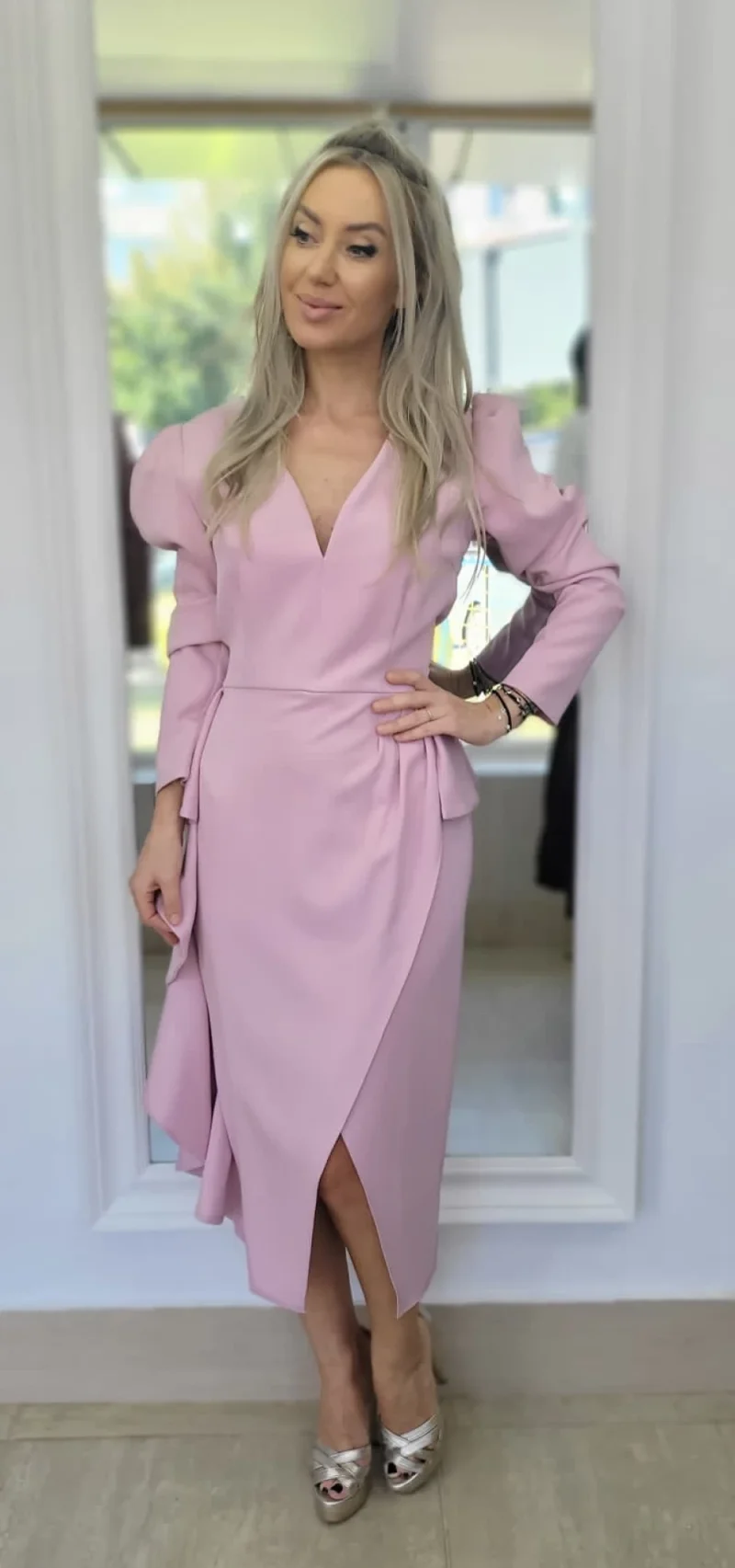 Rochie eleganta cu aspect petrecut si volan in lateral