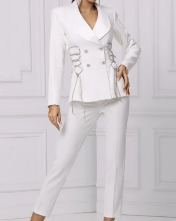 Compleu alb elegant cu detaliu pretios la sacou