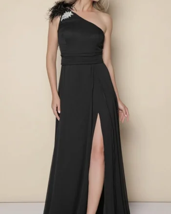 Rochie eleganta neagra din material vaporos cu slit pe picior accesorizata cu pene si cristale