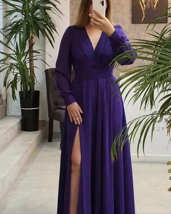 Rochie lunga de ocazie confectionata din material fluid cu partea superioara petrecuta si slit pe picior