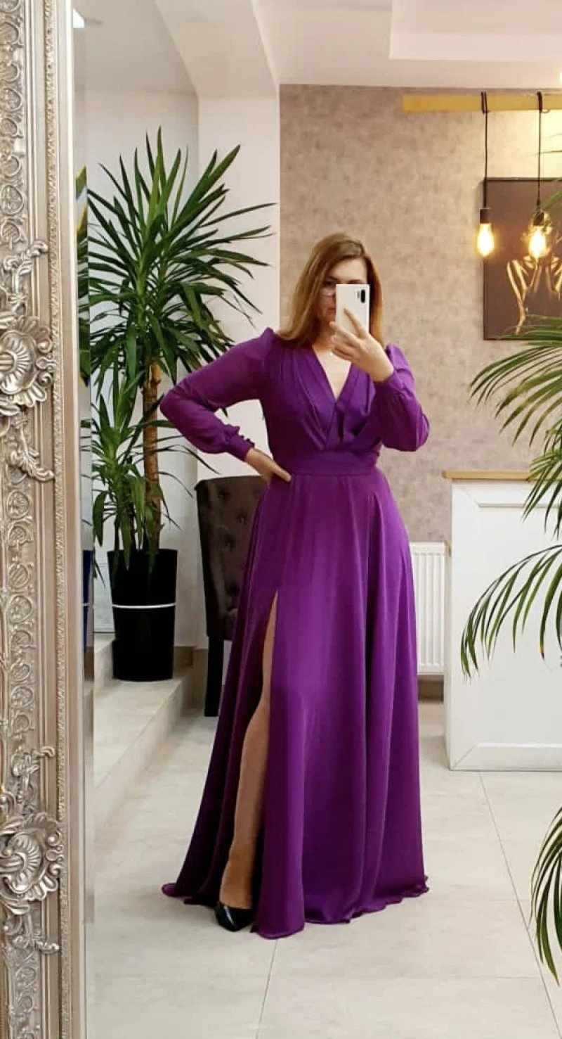 Rochie lunga de ocazie confectionata din material fluid cu partea superioara petrecuta si slit pe picior