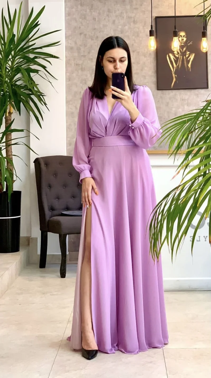 Rochie lunga de ocazie confectionata din material fluid cu partea superioara petrecuta si slit pe picior
