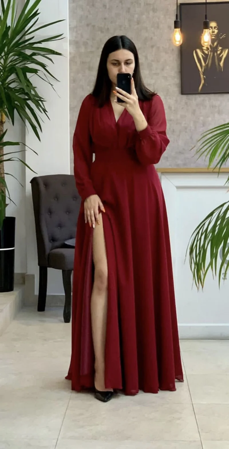 Rochie lunga de ocazie confectionata din material fluid cu partea superioara petrecuta si slit pe picior