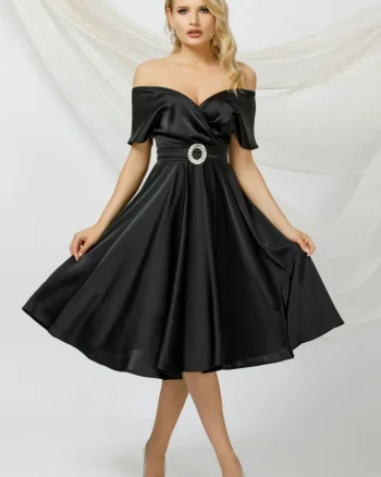 Rochie de ocazie neagra in clos confectionata din material fluida