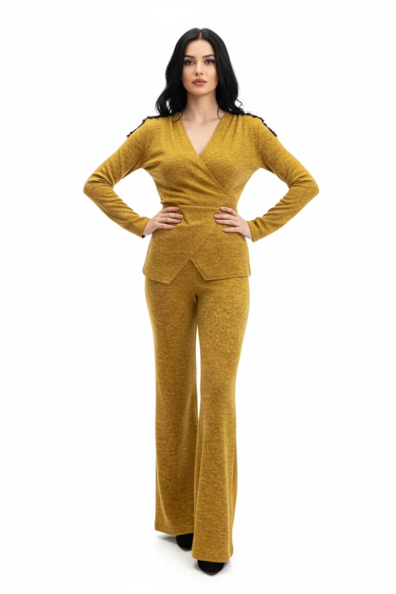 Compleu casual mustar cu jacheta petrecuta si pantalon usor evazat