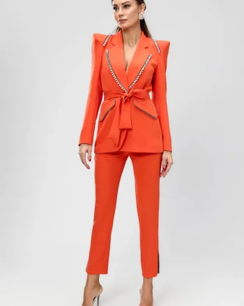 Compleu elegant format din pantaloni conici cu talie inalta si sacou accesorizat cu detalii pretioase si cordon detasabil
