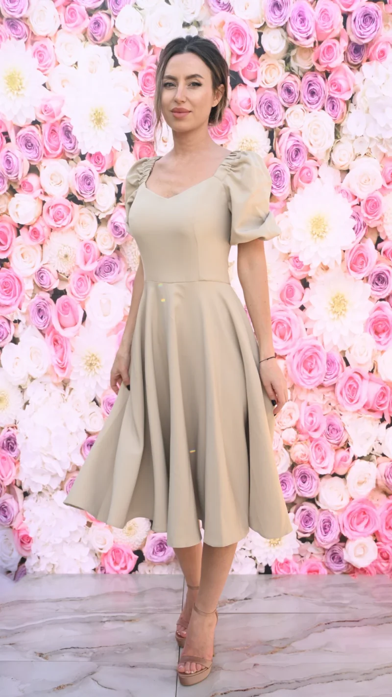 Rochie eleganta bej cu croi in clos si maneca bufanta