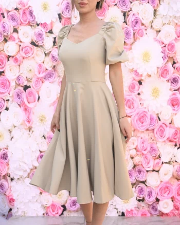 Rochie eleganta bej cu croi in clos si maneca bufanta