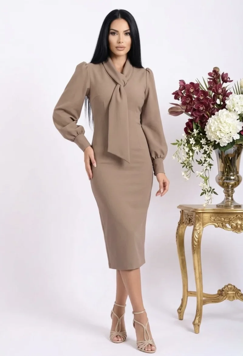 Rochie eleganta bej cu lungimea midi si croi cambrat cu maneca lunga
