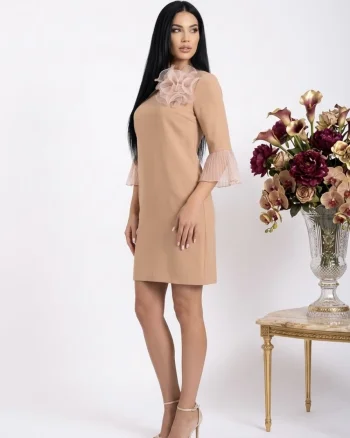 Rochie eleganta bej cu maneca clopot din tull si croiala lejera in A