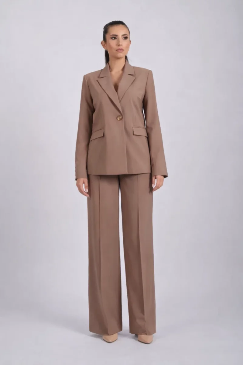 Compleu bej format din doua piese cu pantaloni largi si sacou cu design deosebit